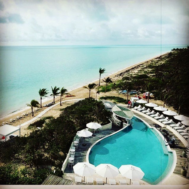 ShoreClubTC's tweet photo. Sea Grapes pool, pool bar, lunch restaurant and beach... not a bad place to spend the day! #shoreclubtc #longbaybeach #seagrapesrestaurant #luxurytravel #caribbeanview #caribbeanhotspots https://t.co/MsZ05vAdLE https://t.co/wq0kUNJCQz