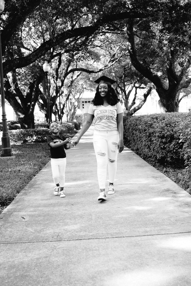 kizzayyyy's tweet photo. Mommy did it for you 👩🏾🎓💙🐯. #jsu17 https://t.co/08WWOCAQvR