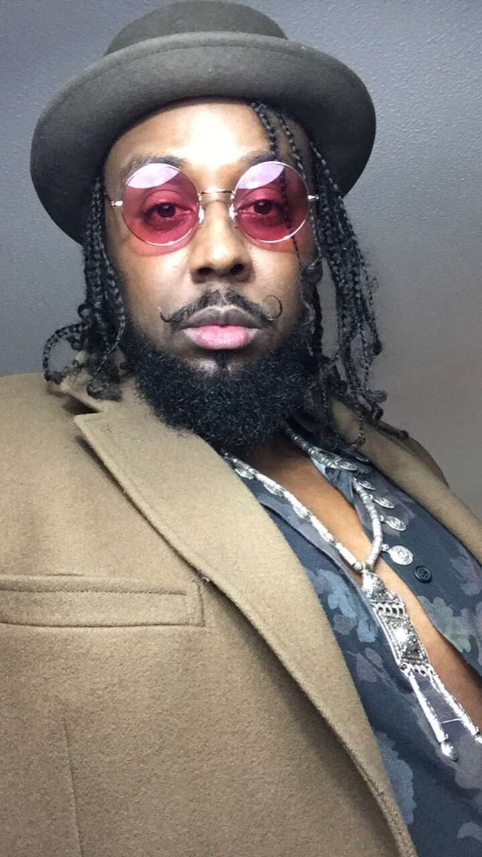 XOManMusic's tweet photo. If I ever get kidnapped or arrested again for being too sexy this is the picture I'd like you to use. #WhyThankYou 💆🏾♂️💅🏾 #XOMan #OddOneIn #MaxiumSpiceLevelReached #SpiceMode https://t.co/ykdWOggwSH