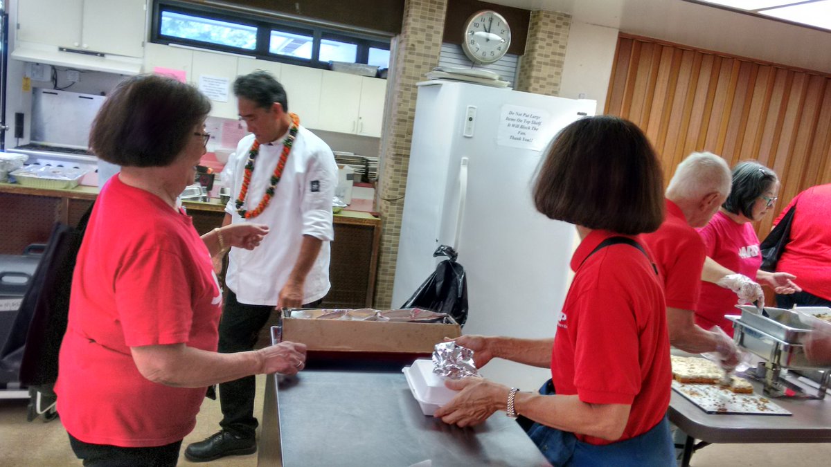 pnish75's tweet photo. Spreading Thanksgiving joy by serving hot meals to seniors at the Lanakila Multi-purpose Senior Center. Great beginning to the holiday season @AARPHawaii #AARPHIserv https://t.co/kwQKQmxS70