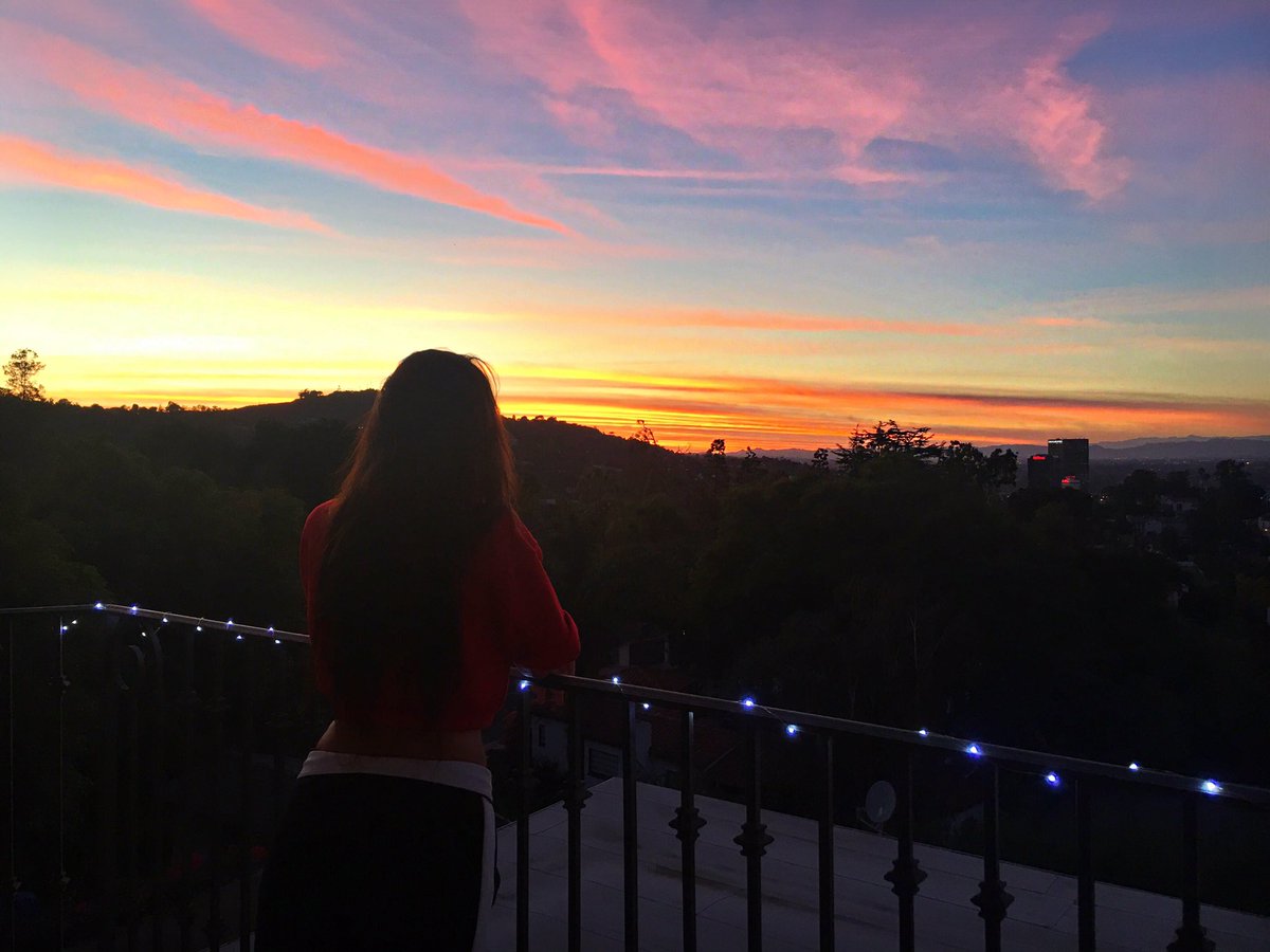 AndreaRussett's tweet photo. i always think maybe our loved ones who have passed are up in the sky painting these masterpieces for us. https://t.co/oeUviqbUvD