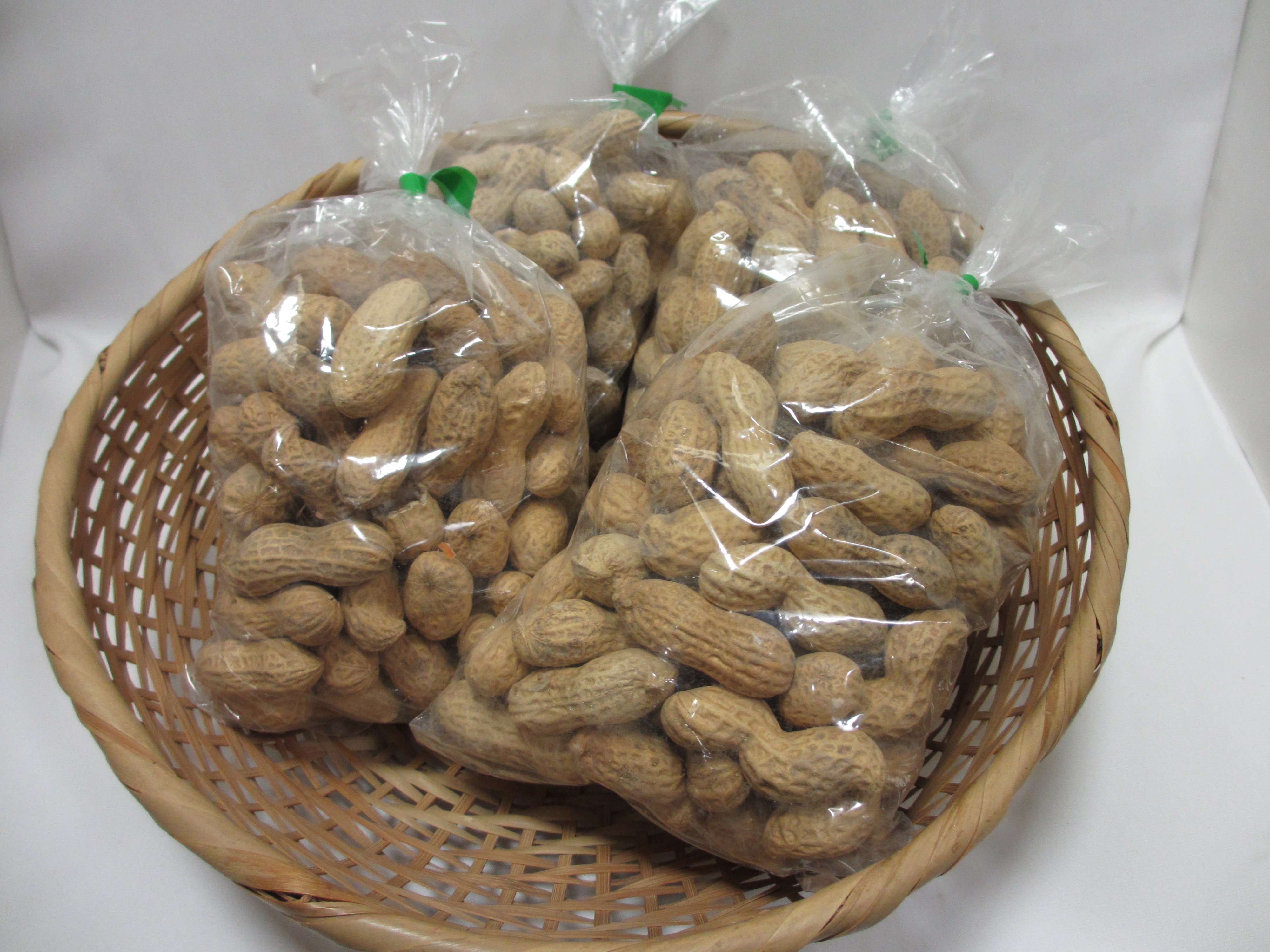 みやぎの明治村 登米市豊里町産の落花生が入荷しています 左側の写真は 薄皮が茶色の普通の落花生 右側の写真は 薄皮が黒色の 黒落花生です ぱっと見ると見分けがつきにくいですが 殻の網目がくっきりしている方が黒落花生です 登米 遠山之里