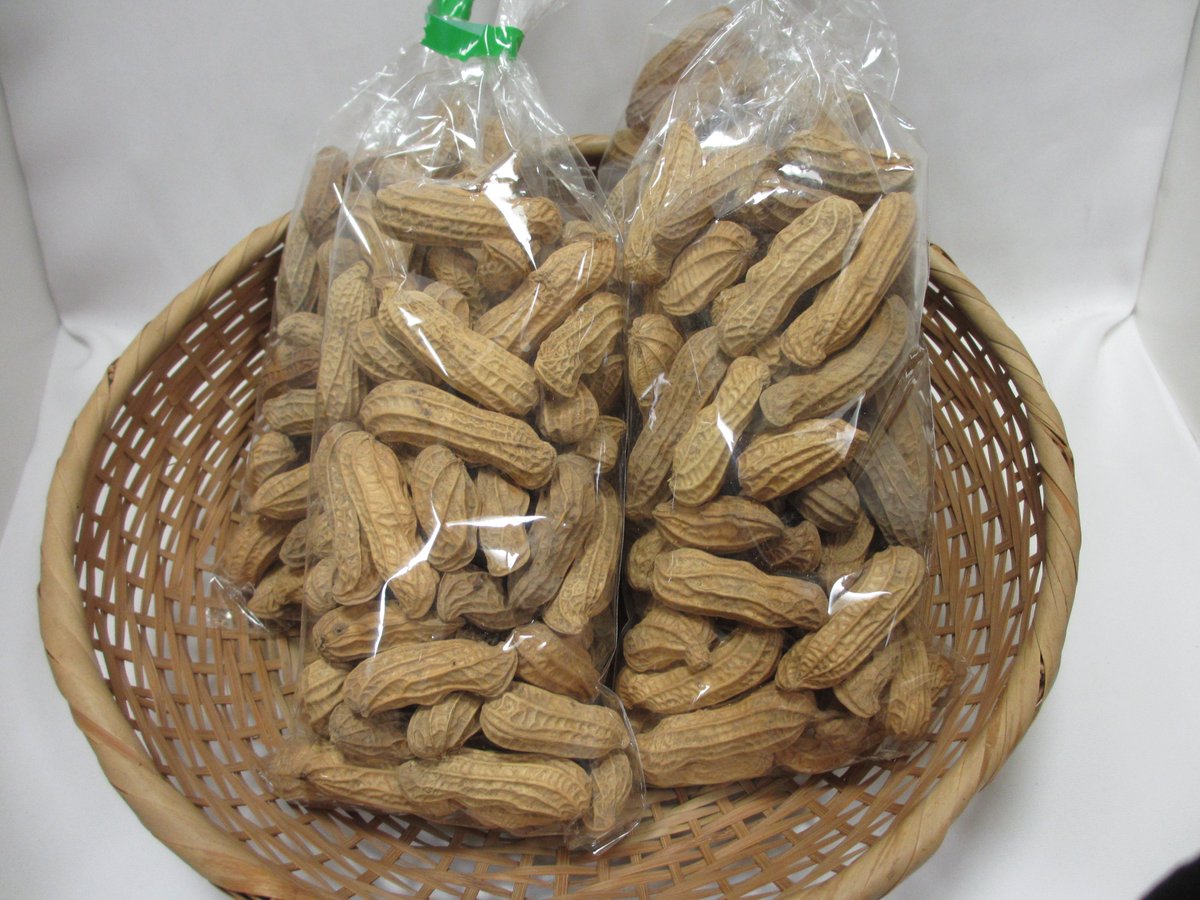みやぎの明治村 登米市豊里町産の落花生が入荷しています 左側の写真は 薄皮が茶色の普通の落花生 右側の写真は 薄皮 が黒色の黒落花生です ぱっと見ると見分けがつきにくいですが 殻の網目がくっきりしている方が黒落花生です 登米 遠山之里 みやぎの明治村 登米市豊里町産の落花生が入荷しています 左側の写真は 薄皮が茶色の普通の落花生 右側の写真は 薄皮 が黒色の黒落花生です ぱっと見ると見分けがつきにくいですが 殻の網目がくっきりしている方が黒落花生です 登米 遠山之里