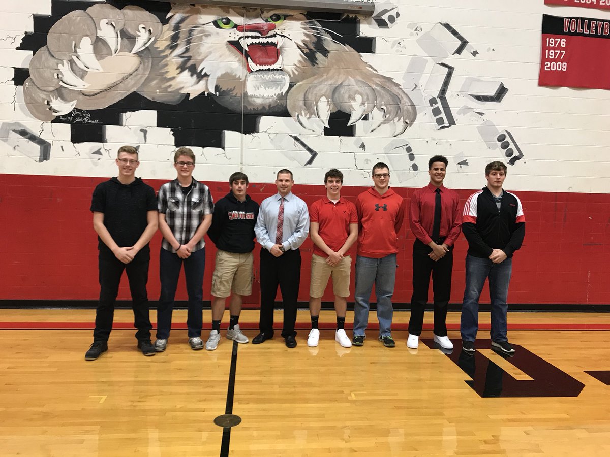 Coach_Kroeger's tweet photo. Myself and our #NastyHogs at our end of the yr Football banquet last night (minus two of our other guards) https://t.co/hokMlbVKvG