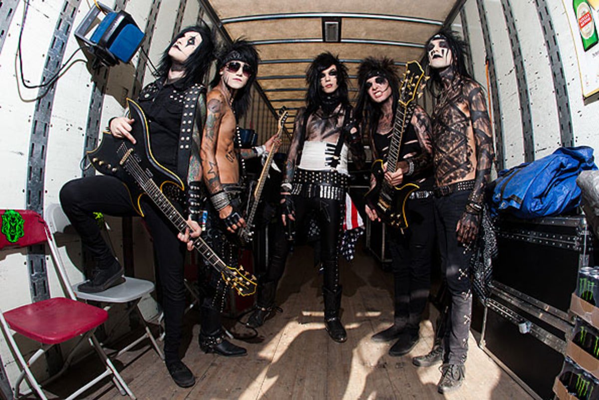 bvbfansworld's tweet photo. Thanks for the memories! #WarpedLooksBack to @blackveilbrides &amp; @andyblack at @VansWarpedTour 🎶 Photo credit: 1) Mountain View, CA 2011 by @ChelseaLaurenLA, 2) Auburn, WA 2013 by @againstthegrain, 3) Milwaukee, WI 2015 by @Sedition1216, 4) St. Petersburg, FL 2017 by @Cjhahsem 💯 https://t.co/ETnKSJBe8e