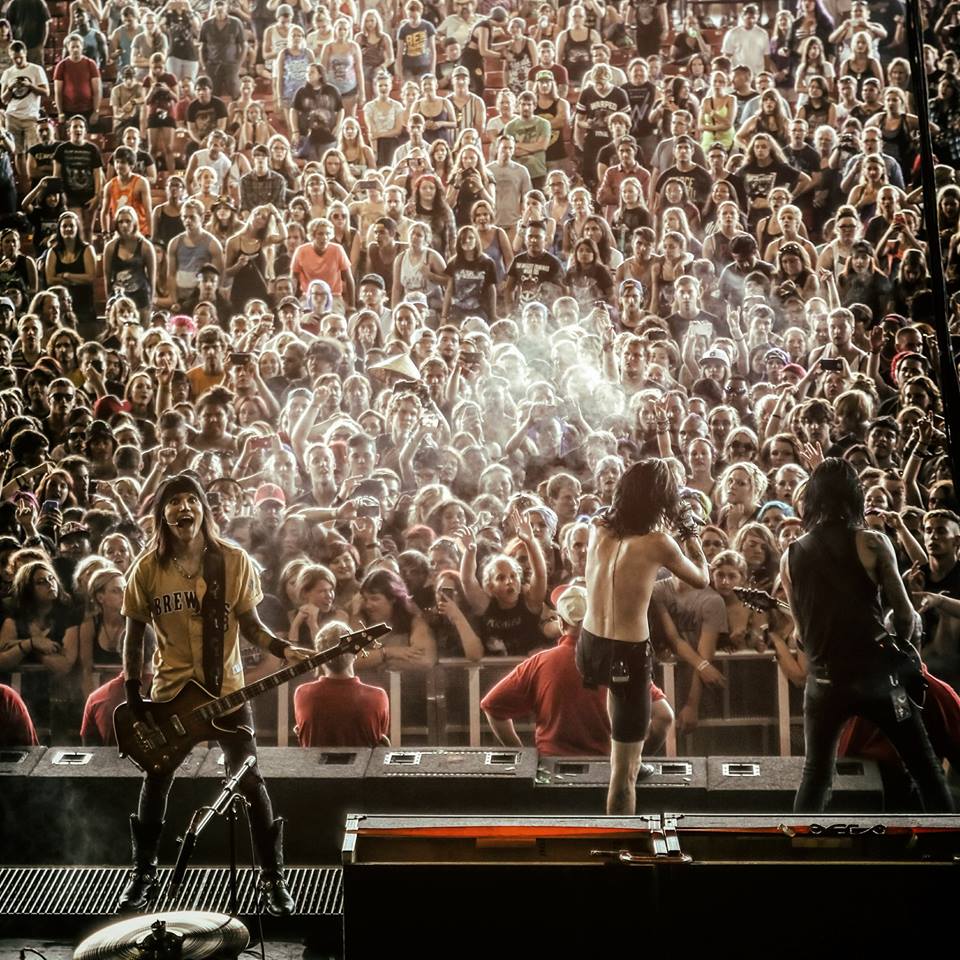 bvbfansworld's tweet photo. Thanks for the memories! #WarpedLooksBack to @blackveilbrides &amp; @andyblack at @VansWarpedTour 🎶 Photo credit: 1) Mountain View, CA 2011 by @ChelseaLaurenLA, 2) Auburn, WA 2013 by @againstthegrain, 3) Milwaukee, WI 2015 by @Sedition1216, 4) St. Petersburg, FL 2017 by @Cjhahsem 💯 https://t.co/ETnKSJBe8e