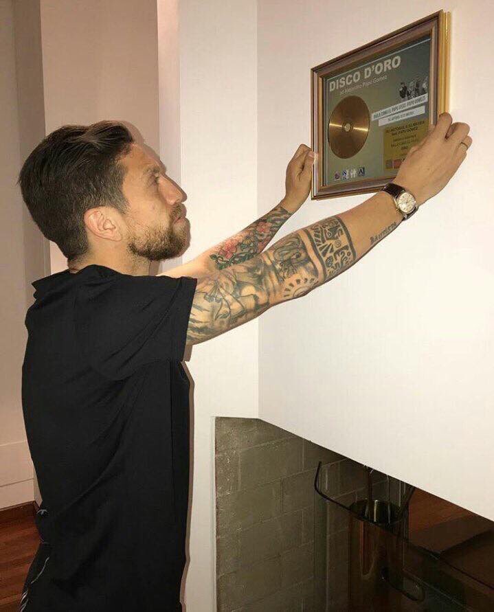 AldinhoHUCA's tweet image. El ‘Papu’ Gómez es el único futbolista en conseguir disco de oro por su canción ‘El Papu Baila’

‘No tendré un Balón de Oro pero tengo un Disco’, comentó el delantero argentino

Aquí les dejo el link del video
youtu.be/LA3h0FXVDFg