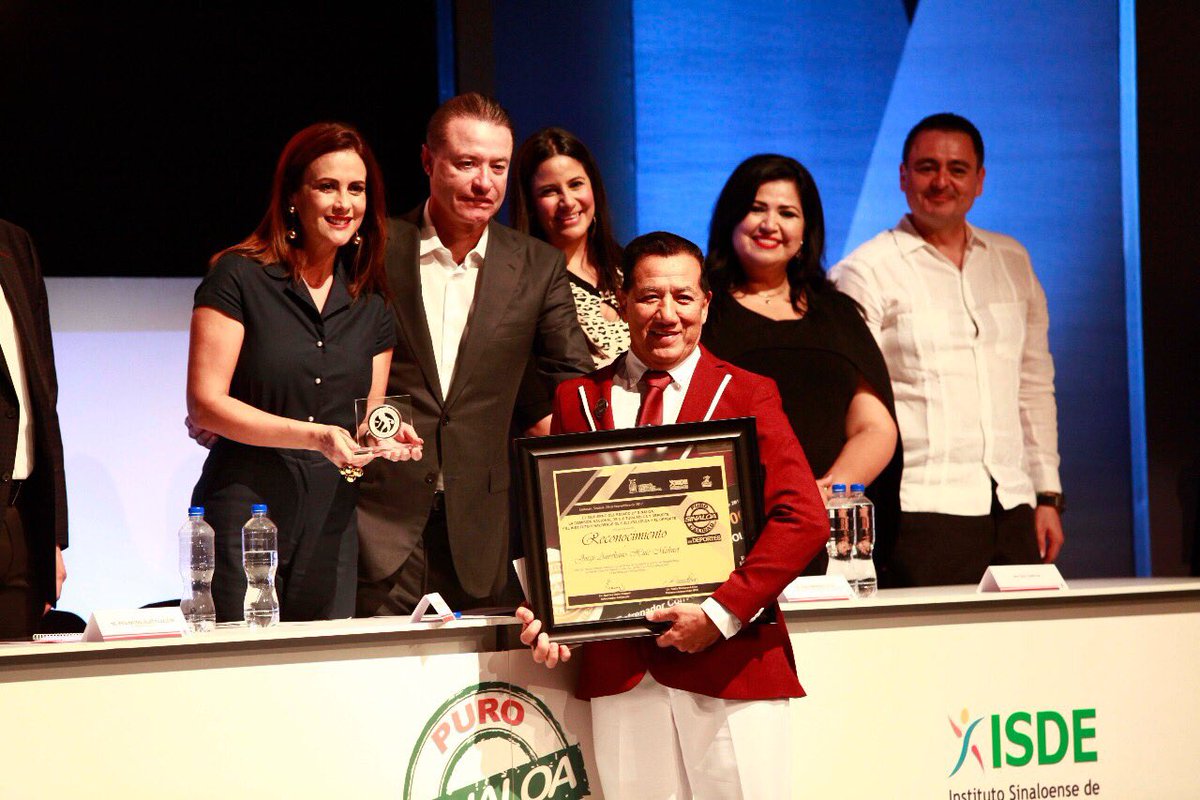 ISDEGob's tweet photo. #Unorgullosersinaloense Entregan #PED2017 a lo mejor del deporte de #Sinaloa la Directora del Instituto Sinaloense de Cultura Física y el Deporte Lic. Paola Moncayo Leyva, así como el Gobernador de Sinaloa, Quirino Ordaz Coppel https://t.co/DpTJ4bBzUY