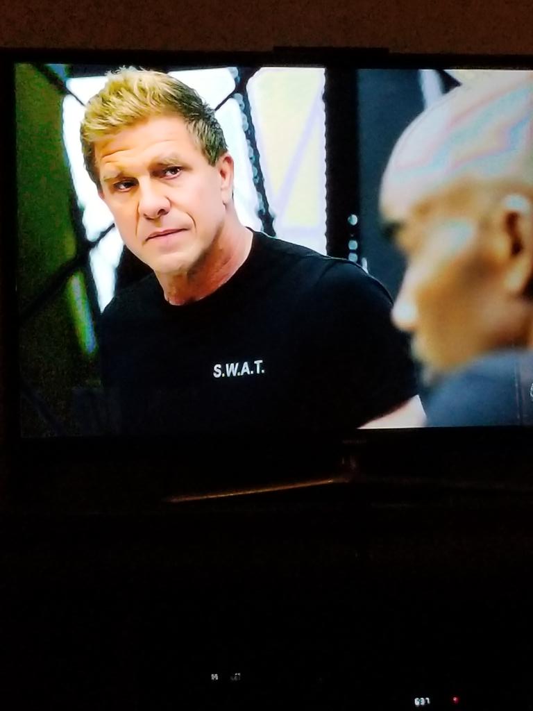 svt1017's tweet image. mmmhmmmm @TheKennyJohnson #swat #imwaybehind