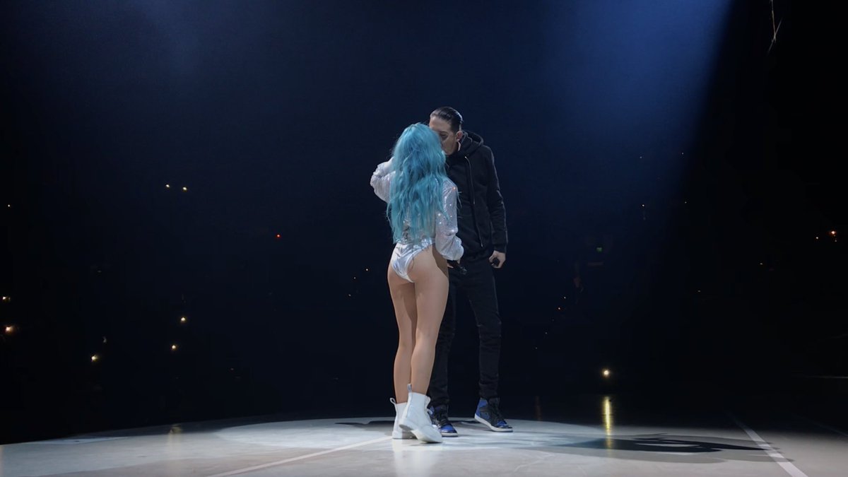 FIowerInBloom's tweet image. Drunk on a feeling, alone with the stars in the sky. #MCM