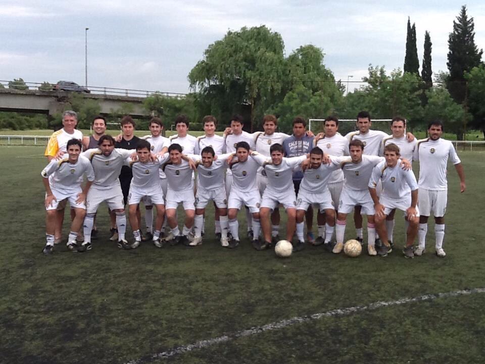 Hace 5 años, levantábamos nuestro primer título en la categoría más alta del Torneo Interno de la UBA. 

Allá por el año 2006 parecía imposible, pero en el 2012 lo hicimos realidad. Lo repetimos en 2016, y lo soñamos con la misma intensidad, que hace 11 años atrás, en el 2017.