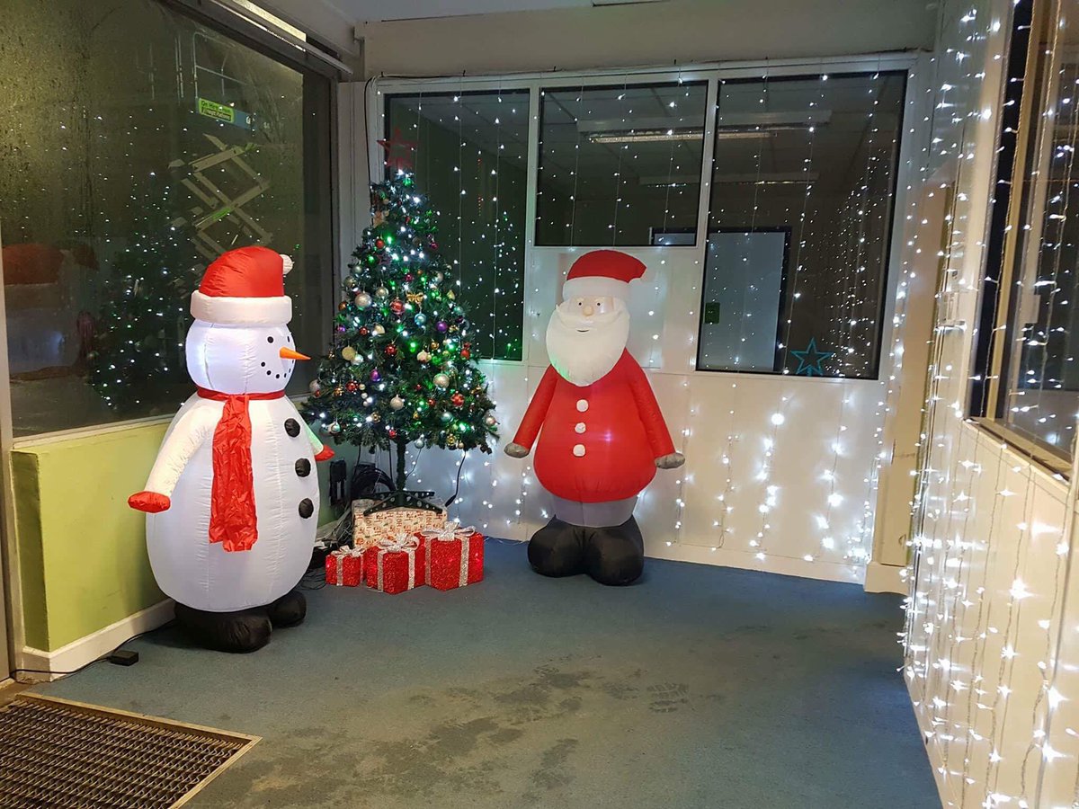 HeightPlatforms's tweet photo. Height Platforms: looking very festive today!
#christmaslightsmadeeasy #accessmachinery #whatheightswillyoureachtoday https://t.co/6QnxKDfibL