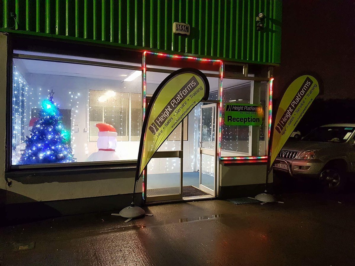 HeightPlatforms's tweet photo. Height Platforms: looking very festive today!
#christmaslightsmadeeasy #accessmachinery #whatheightswillyoureachtoday https://t.co/6QnxKDfibL