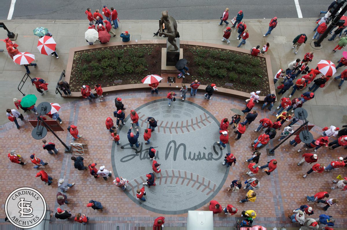 Cardinals's tweet photo. We’re thankful for meeting at the Musial Statue! #CardsThanks https://t.co/7lEjt0oBfK