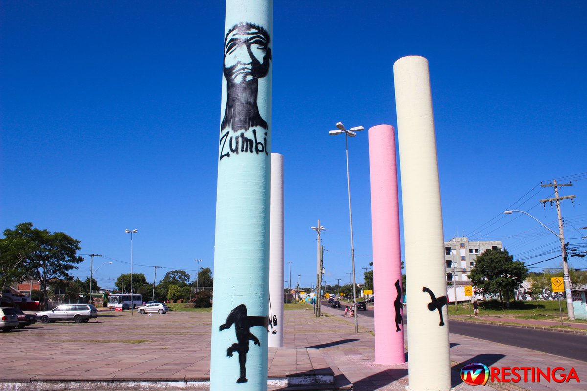 VIVA ZUMBI DOS PALMARES
Os pilares da Esplanada da Restinga receberam pintura e desenhos alusivos a #ZumbiDosPalmares em comemoração ao #DiaNacionalDaConsciênciaNegra e #SemanaDaConsciênciaNegra, realizado pelo #PontoDeCultura Africanidade, aqui mesmo do nosso bairro.