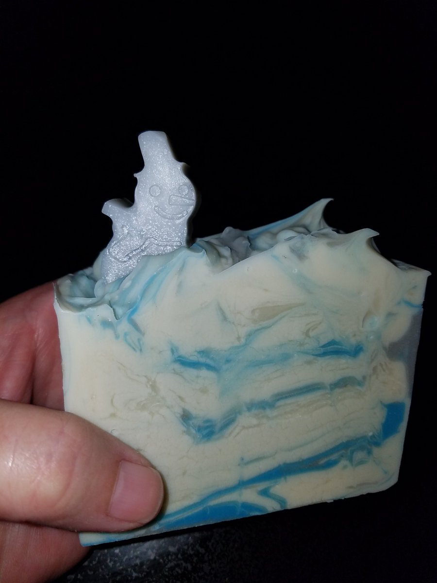 vancefamily00's tweet photo. Snowman soap. #handmade #homemade #soaps #colloidaloatmeal #coconutmilk https://t.co/aRsGxCjBzj