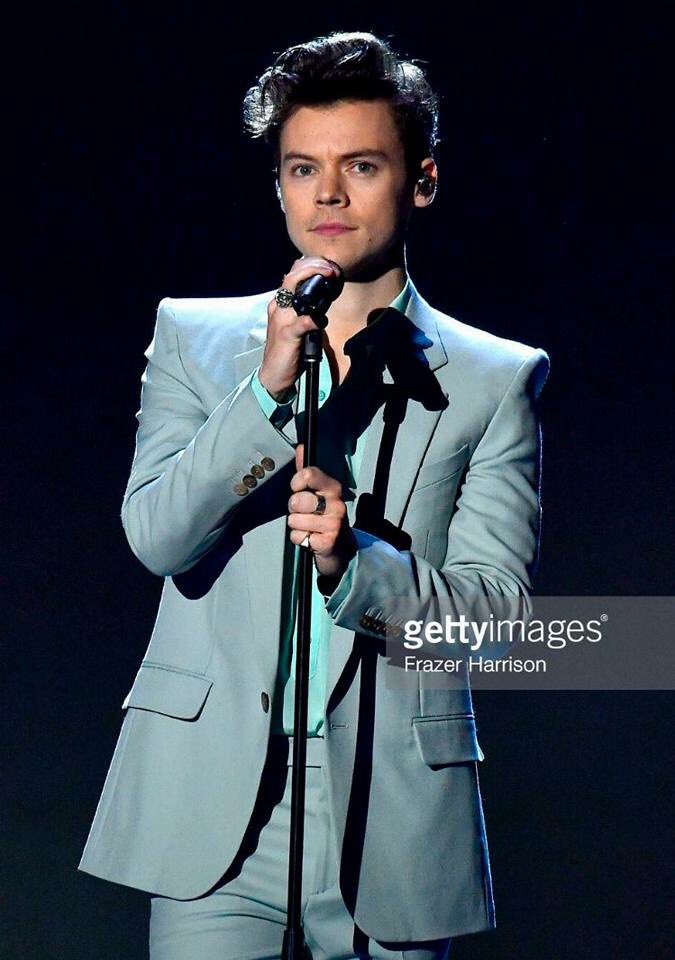 Roberta71503668's tweet photo. Nuove foto di Harry mentre si esibiva al Victoria's Secret Fashion Show 💚 @Harry_Styles https://t.co/9CoQH9Zr1x
