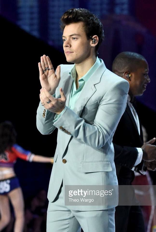 Roberta71503668's tweet photo. Nuove foto di Harry mentre si esibiva al Victoria's Secret Fashion Show 💚 @Harry_Styles https://t.co/9CoQH9Zr1x