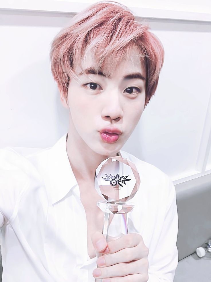 RISEOFH0PE's tweet photo. jin in white polo is the strong definition of boyfriend look https://t.co/pikbggVKt9
