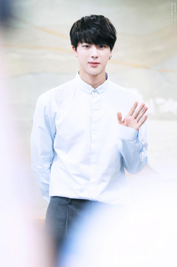 RISEOFH0PE's tweet photo. jin in white polo is the strong definition of boyfriend look https://t.co/pikbggVKt9