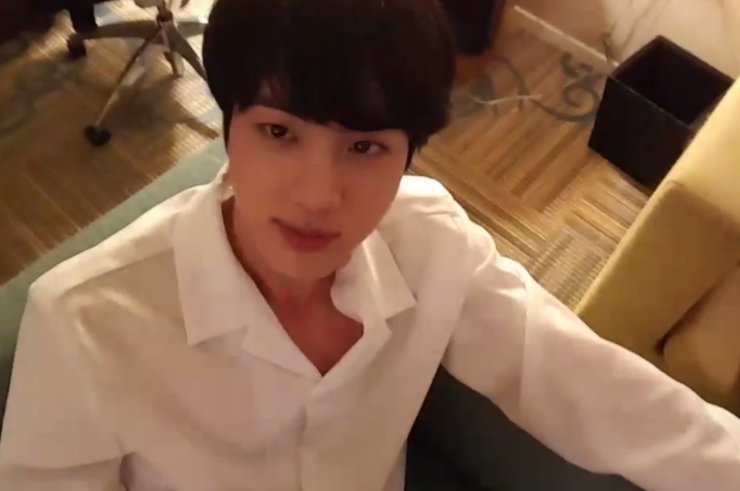 RISEOFH0PE's tweet photo. jin in white polo is the strong definition of boyfriend look https://t.co/pikbggVKt9
