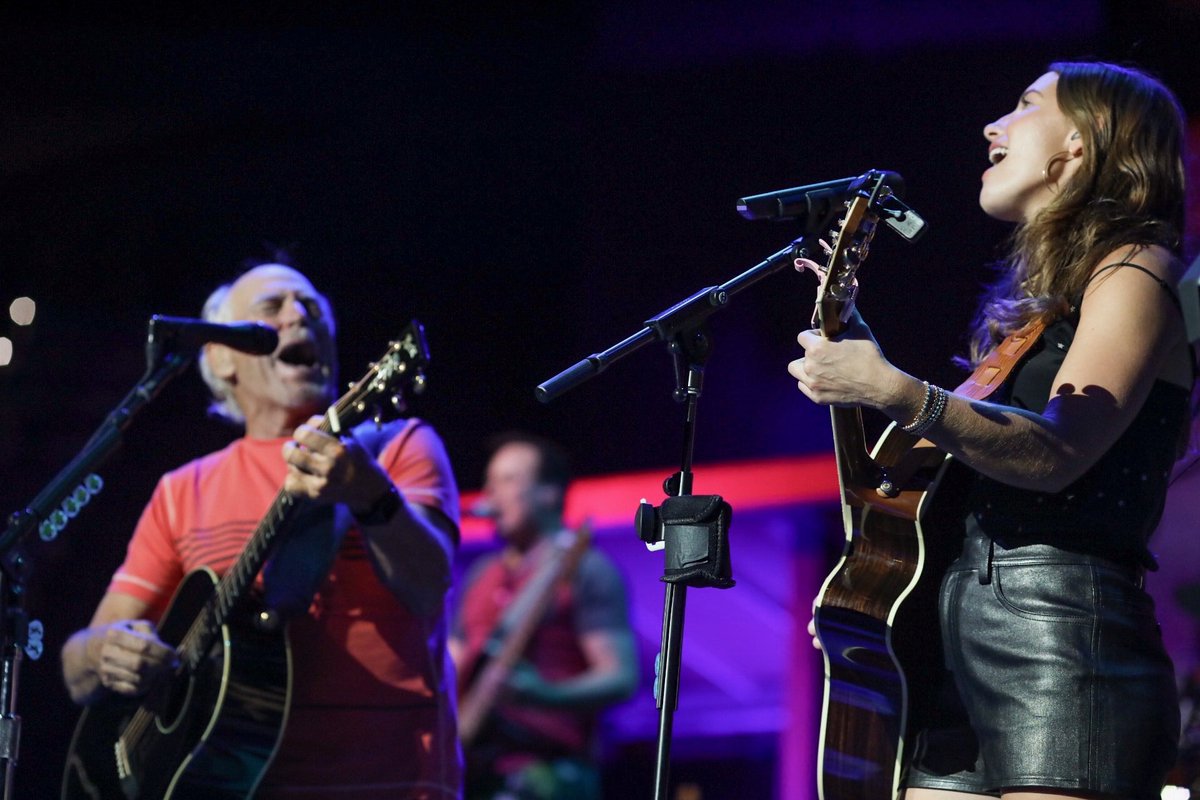 carolinejones's tweet photo. #TryingToReason Hurricane Relief Benefit Concert in Tallahassee 11/19/17. Such an honor opening for & playing with @jimmybuffett @kennychesney @tobykeith @jakeowen https://t.co/mXjfoTxOqX
