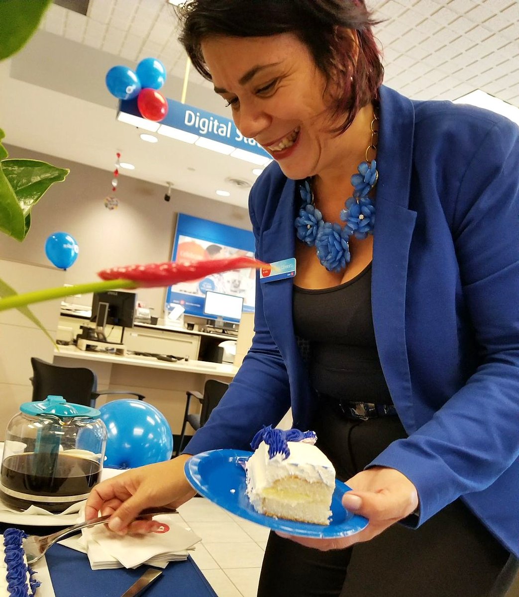 HAPPY BIRTHDAY to this amazing leader who never stops to take a breath and insists on doing everything with a smile! Keep being amazing and don't forget to celebrate 🎉🎉#HBD <a href="/POliveiraRVP/">Paula Oliveira</a> <a href="/oliveiraMclara/">Clara Oliveira</a>