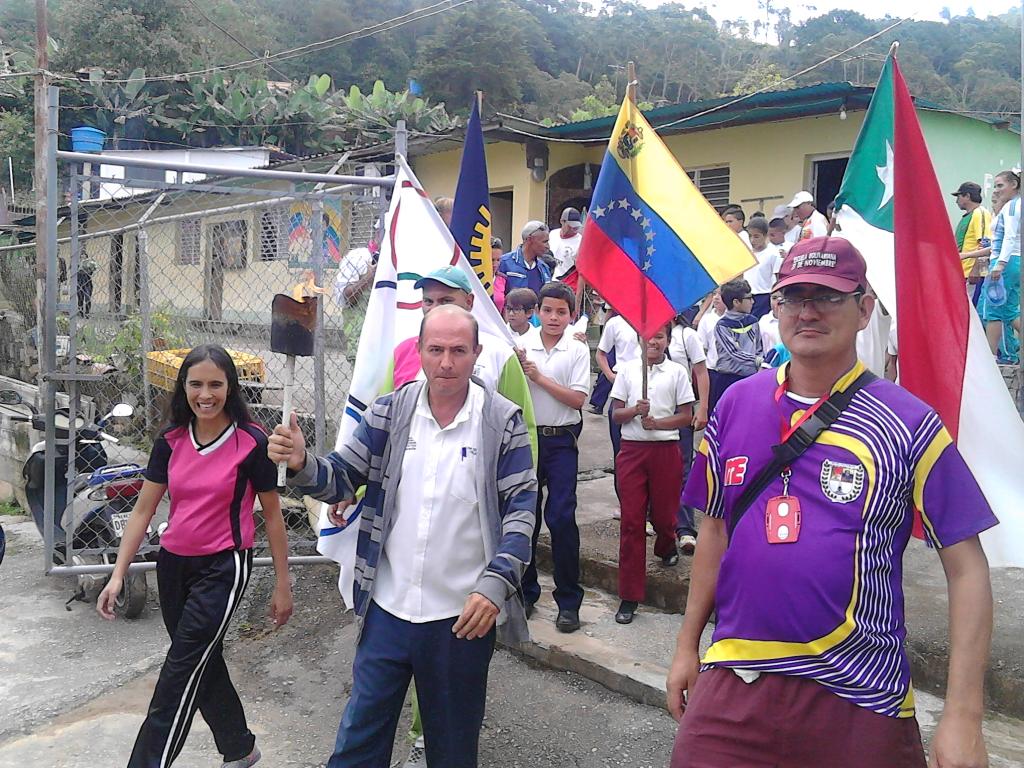 gabycbitrujillo's tweet photo. Circuito 5 Belén Sanjuán en desfile con antorcha de la E.B. 27 de noviembre de 1820 en su 81 Aniversario @circuito6pampan  @LaidelyGriman https://t.co/N4Qgml3rly