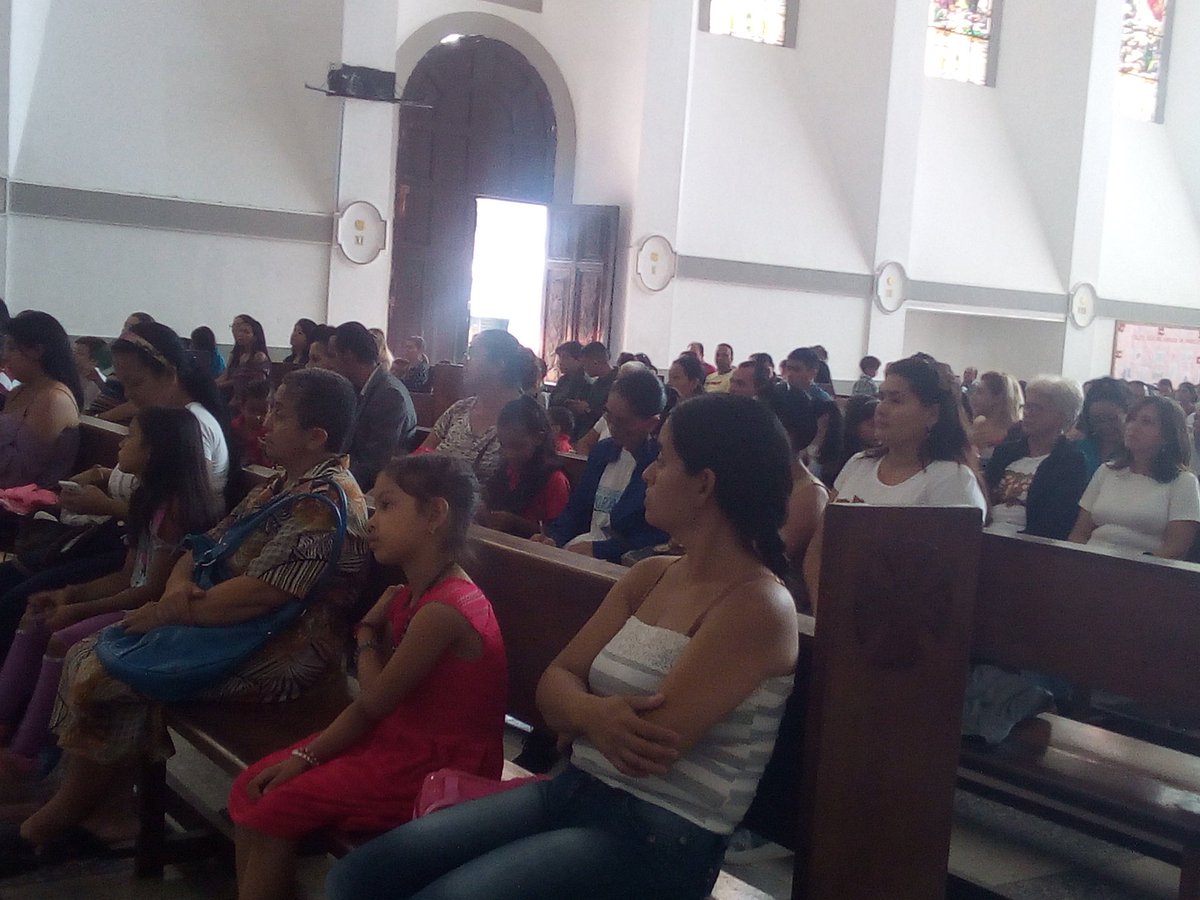 RosaInsParada1's tweet photo. Eucaristía por el Abrazo en Familia de la Escuela Bolivariana"Pedro María Morantes"municipio San Cristóbal @charlychaves @PdeOrientacion https://t.co/Ys0WbBhami