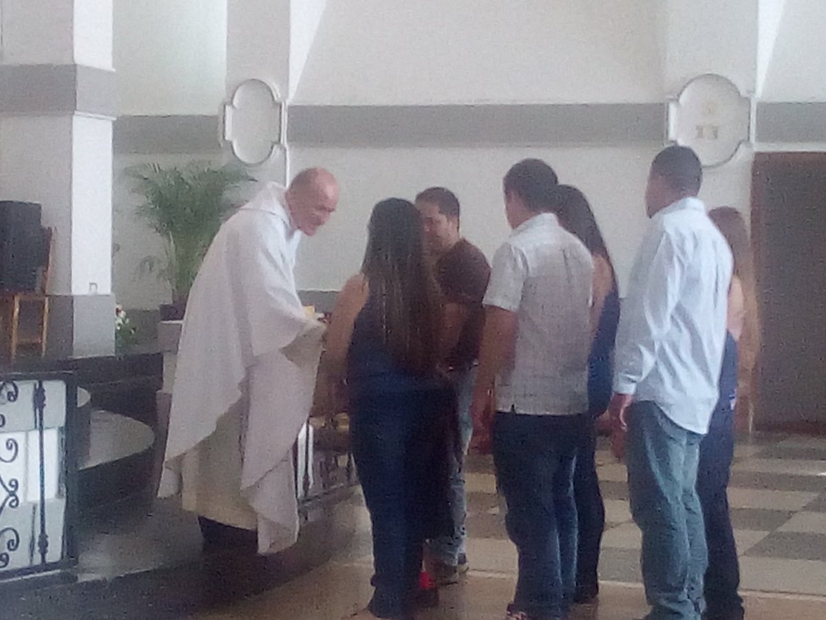 RosaInsParada1's tweet photo. Eucaristía por el Abrazo en Familia de la Escuela Bolivariana"Pedro María Morantes"municipio San Cristóbal @charlychaves @PdeOrientacion https://t.co/Ys0WbBhami