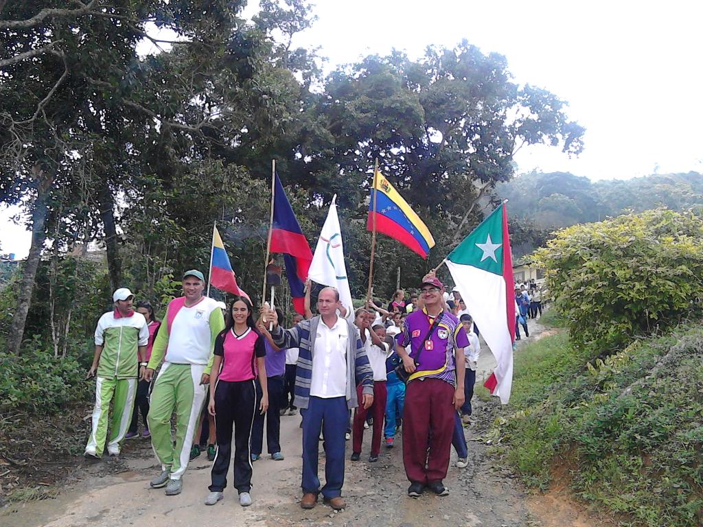 gabycbitrujillo's tweet photo. Circuito 5 Belén Sanjuán en desfile con antorcha de la E.B. 27 de noviembre de 1820 en su 81 Aniversario @circuito6pampan  @LaidelyGriman https://t.co/N4Qgml3rly
