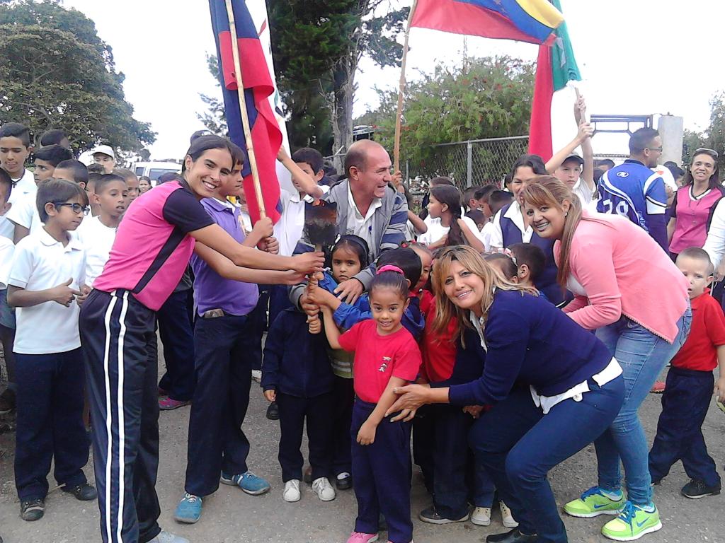 gabycbitrujillo's tweet photo. Circuito 5 Belén Sanjuán en desfile con antorcha de la E.B. 27 de noviembre de 1820 en su 81 Aniversario @circuito6pampan  @LaidelyGriman https://t.co/N4Qgml3rly
