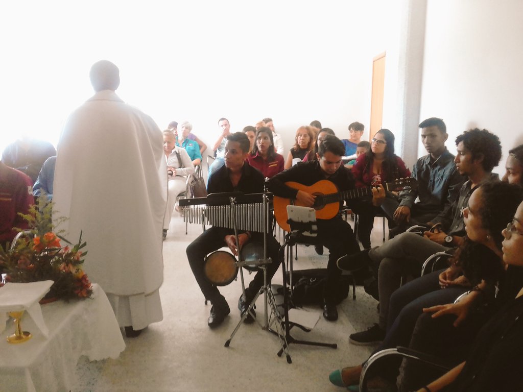 capellaniauc's tweet photo. Misa de grado de @FaCE_UC mención Francés presidida por @Porxtojuan @TiempoUC @UCarabobo @padrejoel95 @biuscmy @Greivinfg @JoseAMorales003 https://t.co/v0Cg8NG4zx