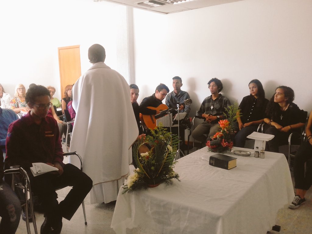 capellaniauc's tweet photo. Misa de grado de @FaCE_UC mención Francés presidida por @Porxtojuan @TiempoUC @UCarabobo @padrejoel95 @biuscmy @Greivinfg @JoseAMorales003 https://t.co/v0Cg8NG4zx