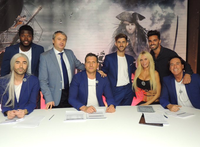 Todos los lunes #lanochepirata ⚓️⚓️⚓️⚓️⚓️💜💜💜💜💜 #YolaBerrocal https://t.co/TYCFvDgDkZ<a href="/tag/lanochepirata"class="tags">#lanochepirata</a><a href="/tag/yolaberrocal"class="tags"><span>#yolaberrocal</span></a>