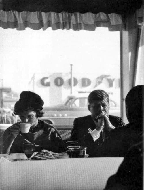 friseuringo's tweet photo. #Coffee...Art in the World.
"Creating Camelot: The #Kennedy Photography of #JacquesLowe."
#JFK and Jackie in a diner in Oregon.
#CoffeeTime during the campaign trail, 1960. https://t.co/QHkgQPCXsR