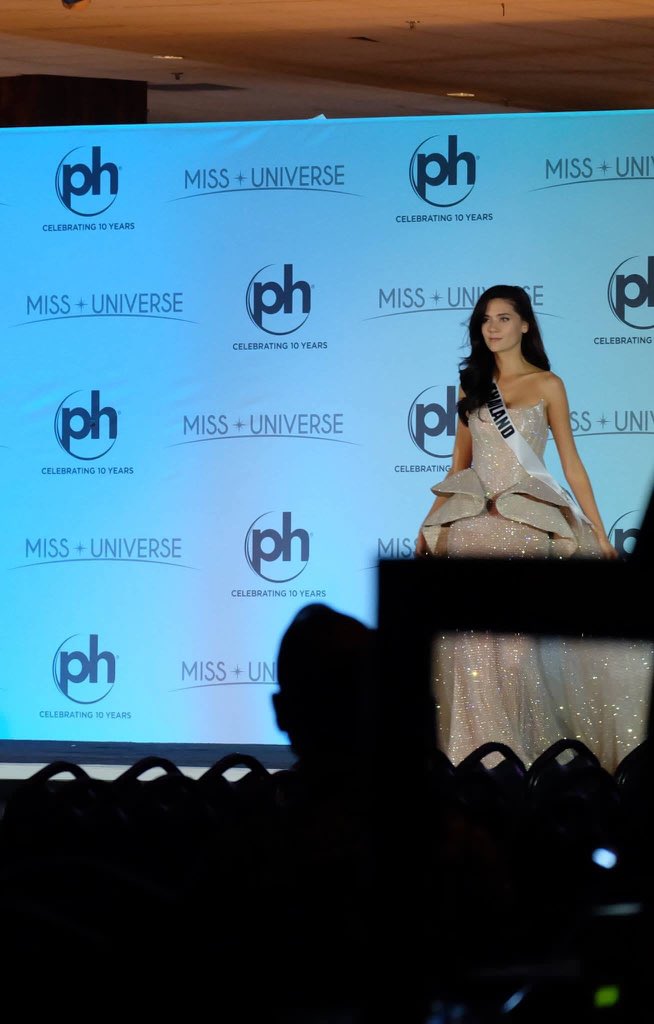 BeautyLegendTH's tweet photo. อุทานในใจดังมากว่า อีดอกกกก ชุดสวยดุจเจ้าหญิงเข้ากับมารีญามาก #MissUniverse #Thailand https://t.co/K9YBpvpLNH