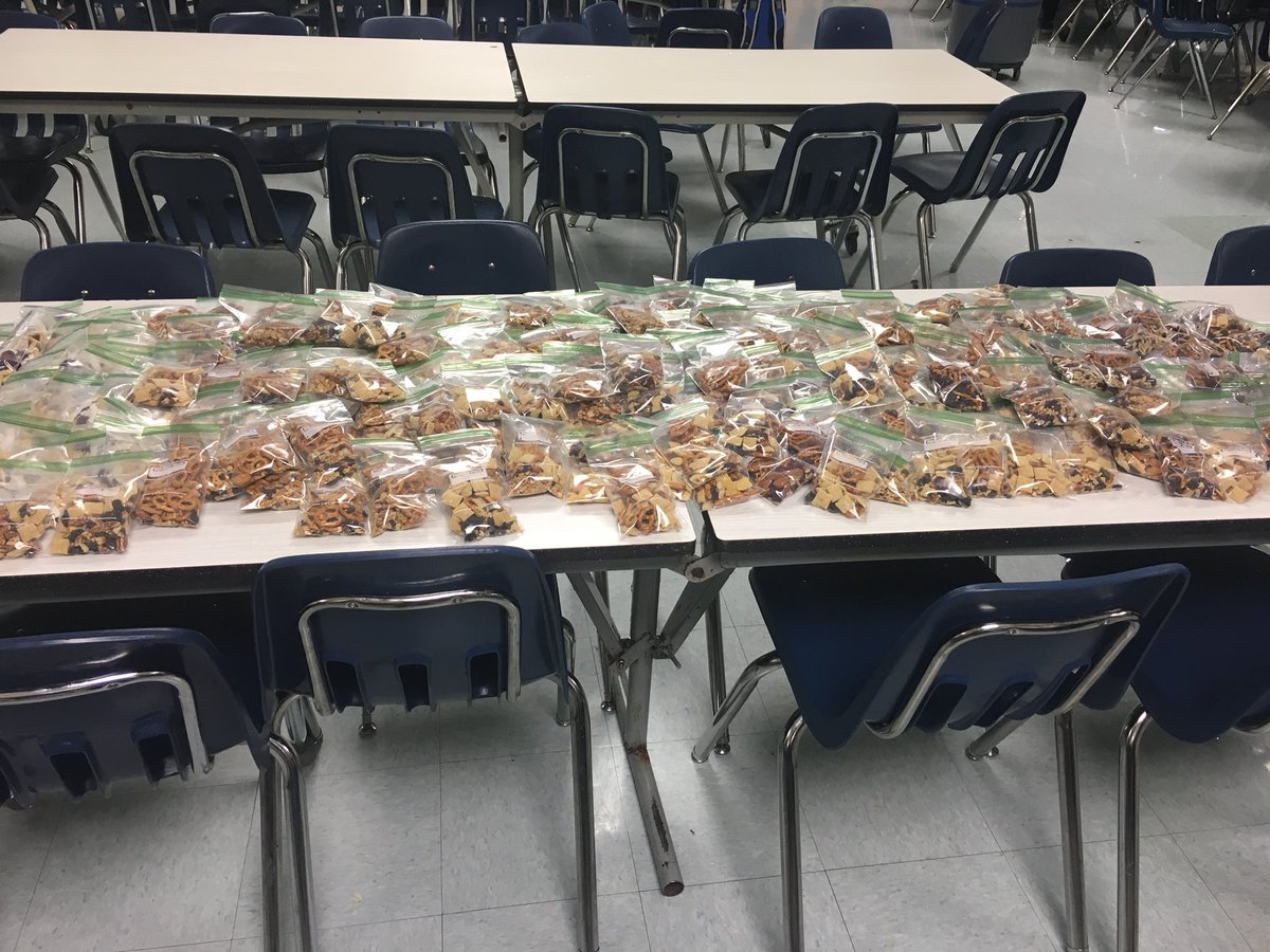 RobinsonKeyClub's tweet photo. Successful Key Club meeting today! We made 200+ bags of trail mix for @MarthasTableorg donations. Thanks to everyone who came! #MixWithLove 🔑🔑👍🏽@RobinsonSSNews https://t.co/XpvXK1G5yH