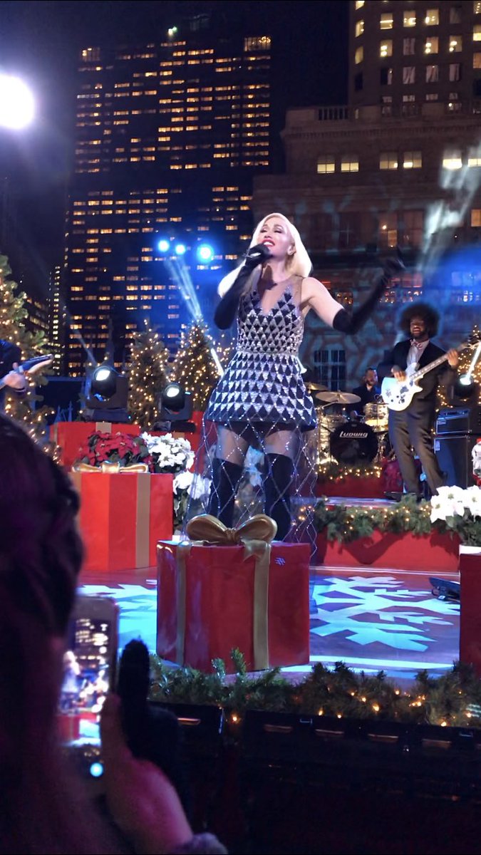 yourmyfavgx's tweet photo. Omg what an amazing performance @gwenstefani #luckiestfans #ChristmasinRockefellerCenter https://t.co/S9BSb8YGIo