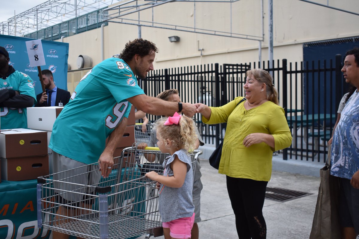 FeedingSouthFL's tweet photo. .@miamidolphins players and mascot TD donated over 500 #Thanksgiving meals prepared by @Publix to our families in need throughout South Florida. We are so grateful for our community partners! #FSFendshunger https://t.co/r69B05x3zx