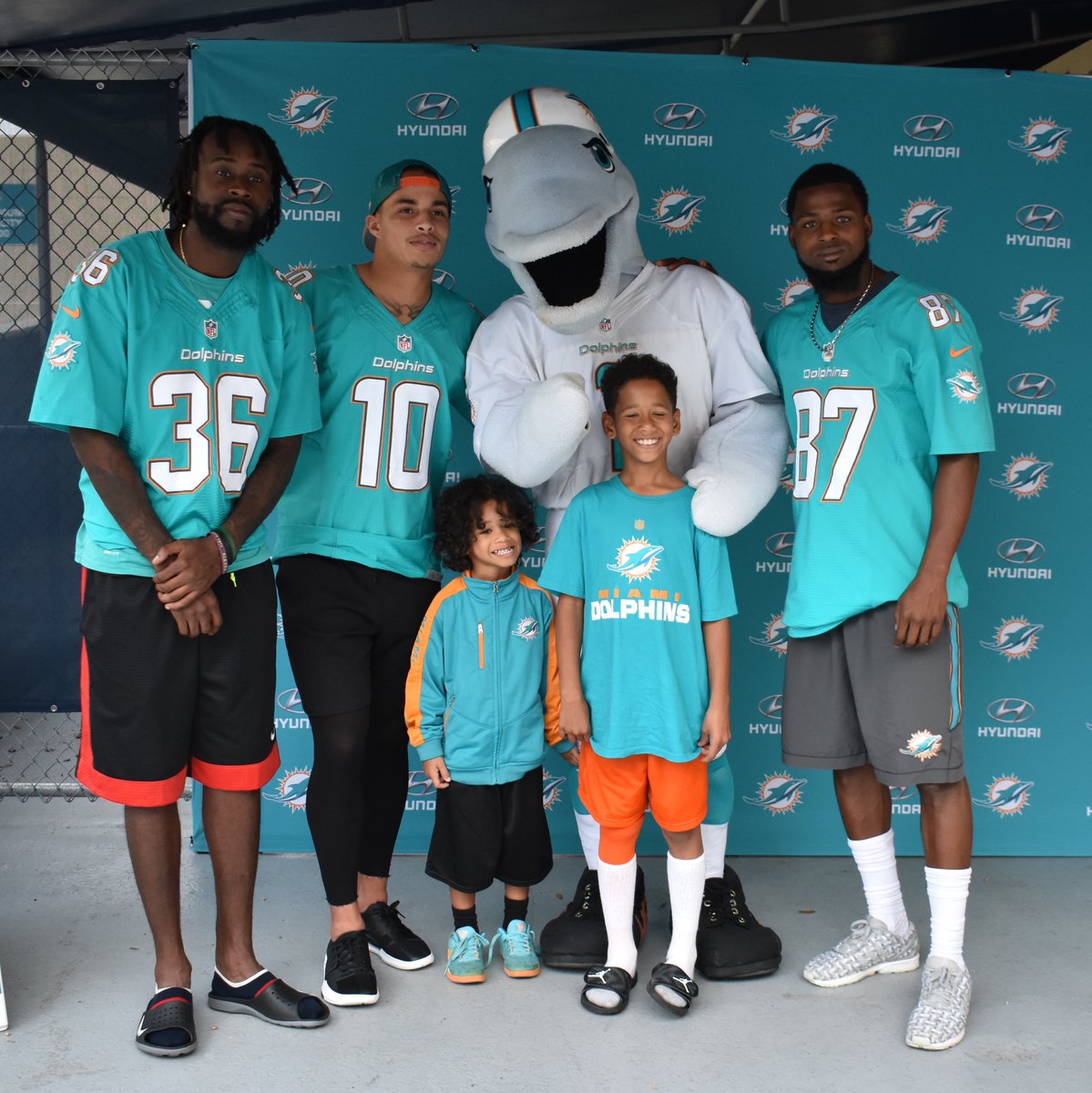 .<a href="/miamidolphins/">Miami Dolphins</a> players and mascot TD donated over 500 #Thanksgiving meals prepared by <a href="/Publix/">Publix</a> to our families in need throughout South Florida. We are so grateful for our community partners! #FSFendshunger