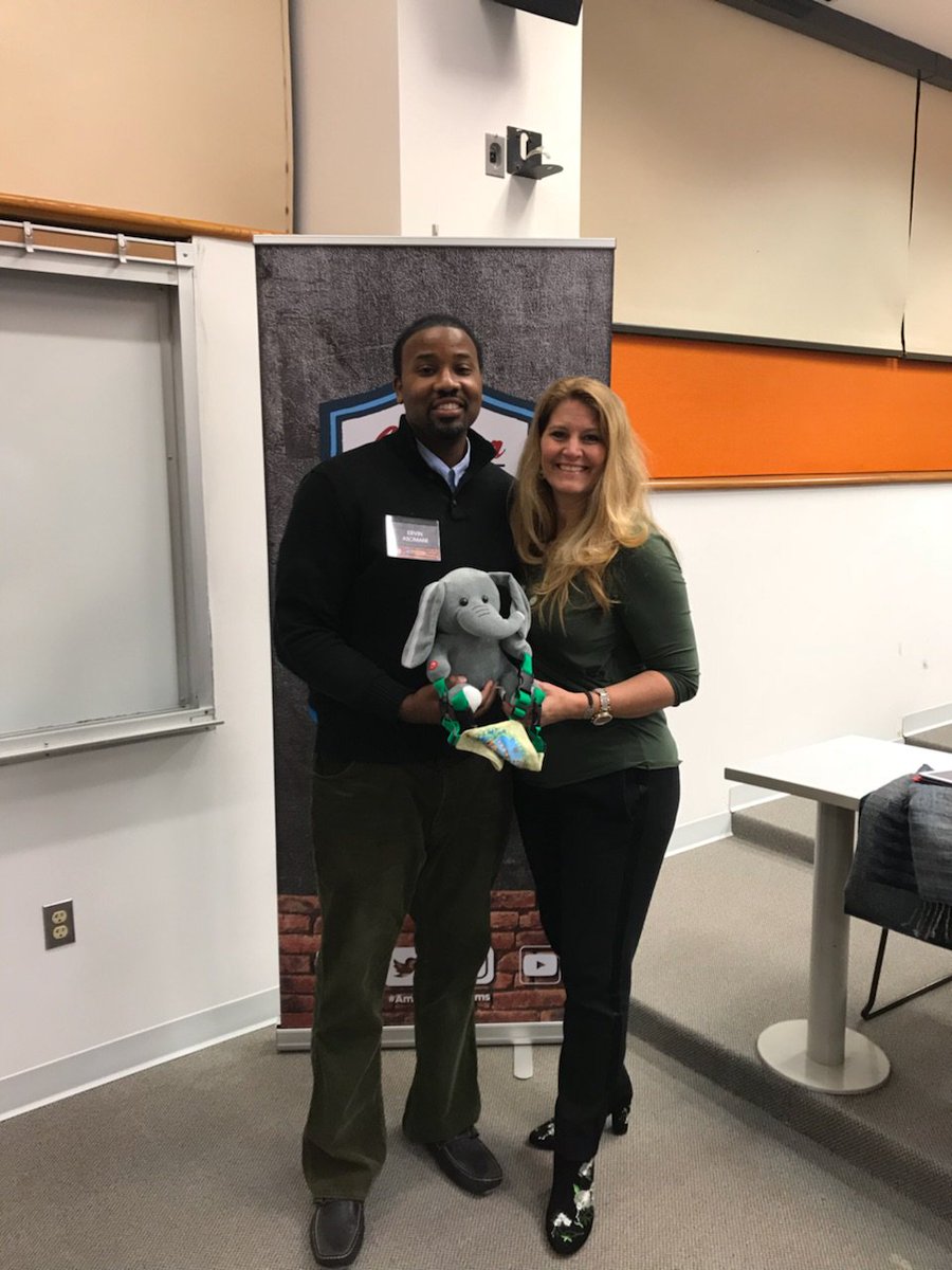 InfantInnovator's tweet photo. We spent some time with Dara Trujillo from HSN. #HSN #DaraTrujillo #HSNAmericanDreams #InfantInnovators #BottleHolders #HSNAmericanDreamsAcademy #BottleWarmers #HandsFreeBottleHolders https://t.co/isxlGDibzu