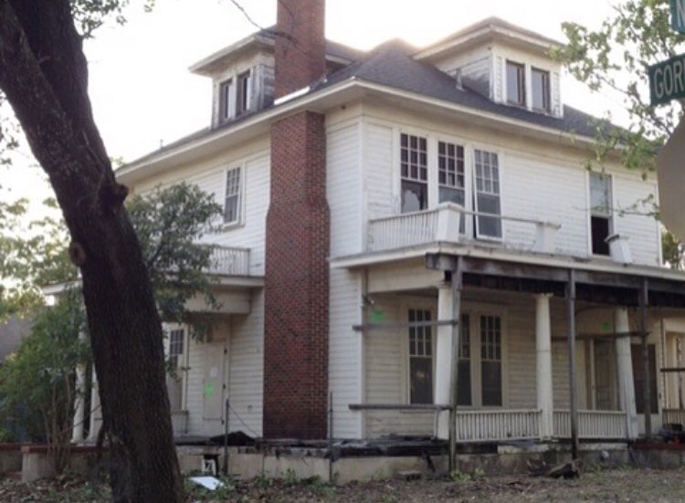 joannagaines's tweet photo. A look back at the house from Season One, Episode 1 of Fixer Upper. My how time flies! I can't believe the premiere of Season 5 is tomorrow at 9/8pm CT @hgtv !! Can't wait for y'all to see these transformations and meet these wonderful families this season😍 https://t.co/KnhhtFD3Di