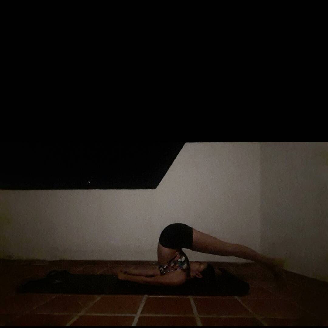 kalejandramr's tweet photo. Todo momento es una oportunidad para. Ser una mejor versión de ti mismo.#YogaTime #YogaLovers #YogaAdict #Meditación #Mantra #OmShanti #AlAireLibre #EsePuntitoBlanco #LaLuna 🌙 #Alineando #Cuerpo #Mente y #Espiritu #AquiYAhora #Inhalando y #Exhalando #RespiraciónUyaji #Namaste🙏 https://t.co/JIunSkRldH