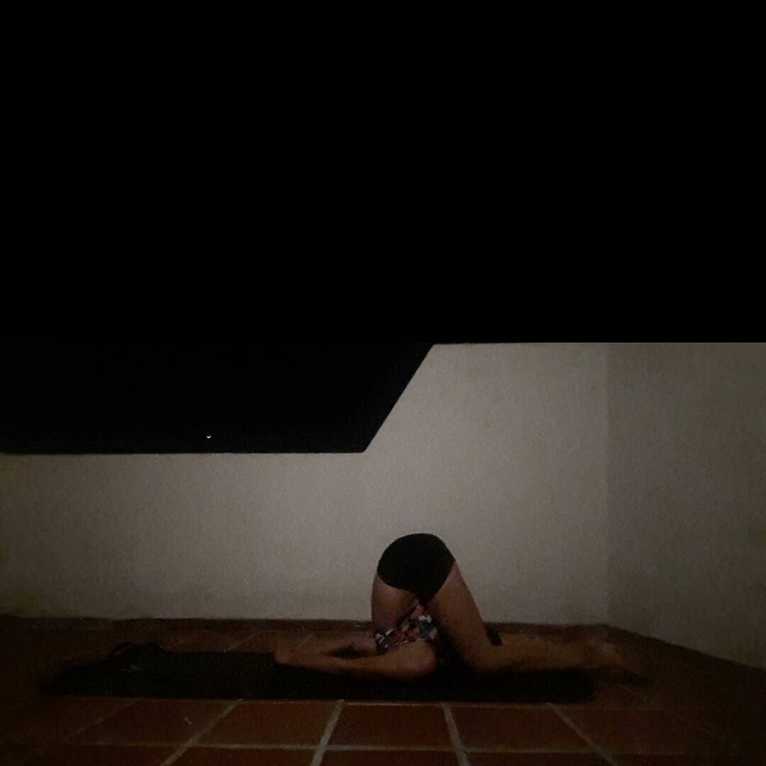 kalejandramr's tweet photo. Todo momento es una oportunidad para. Ser una mejor versión de ti mismo.#YogaTime #YogaLovers #YogaAdict #Meditación #Mantra #OmShanti #AlAireLibre #EsePuntitoBlanco #LaLuna 🌙 #Alineando #Cuerpo #Mente y #Espiritu #AquiYAhora #Inhalando y #Exhalando #RespiraciónUyaji #Namaste🙏 https://t.co/JIunSkRldH