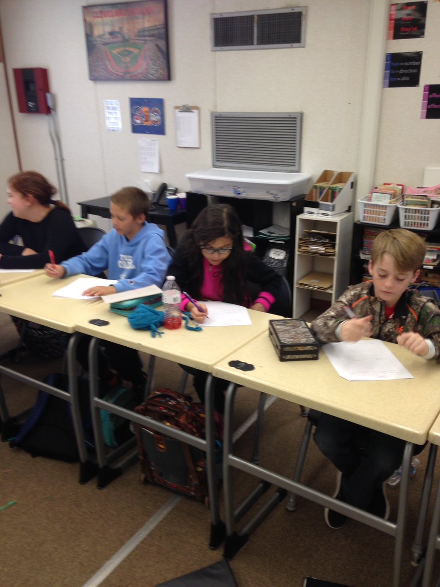 MrRoden94's tweet photo. Took some time today for students to reflect and make thank you books to one another to express what they are thankful for about each other. #Thanksgiving #AppreciateOneAnother https://t.co/Fh1KUFgJgW