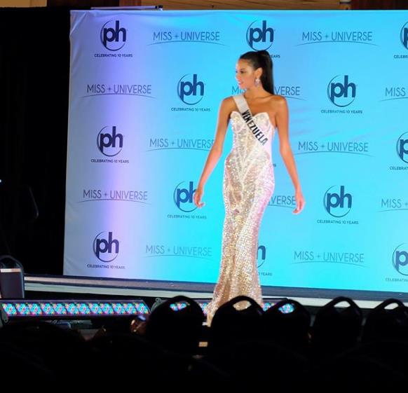 ActualidadDeMis's tweet photo. Keysi en Ensayos para la PRELIMINAR✨💃🇻🇪👑
El vestido que ven allí es de Alejandro Fajardo (Como se esperaba) 

Recuerden seguir votando por Keysi usando los hashtags #MissUniverse #Venezuela 
1 RT = 1 VOTO 
100 RT = 100 VOTOS https://t.co/enAbq33FYj