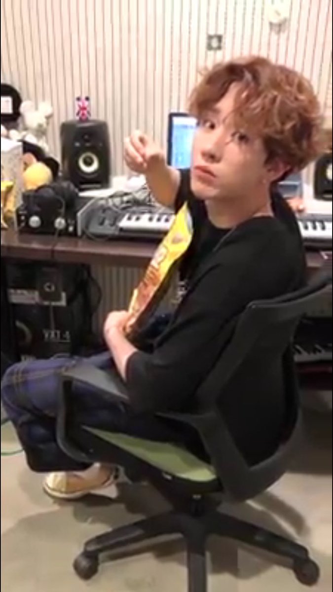 kbjdoingthings's tweet image. byungjoo eating (2017)