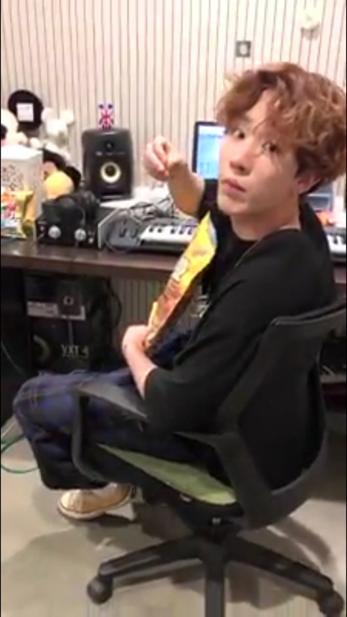 kbjdoingthings's tweet image. byungjoo eating (2017)