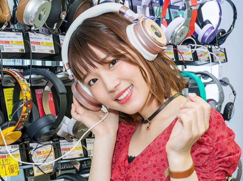 phileweb's tweet photo. 内田真礼さんとeイヤホン訪問! 最新ポータブルオーディオは「奥が深い」 https://t.co/gDA49TLpHO https://t.co/qHGBBj2kd7